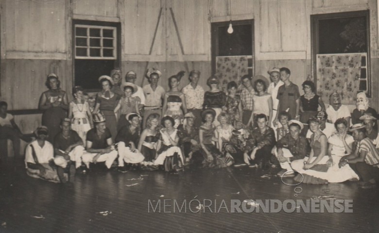 Grupo de foliões do carnaval de 1957 ou 1958. 
Da esquerda a direita, dos sentados, a 4ª pessoa é Orlando Miguel Sturm.