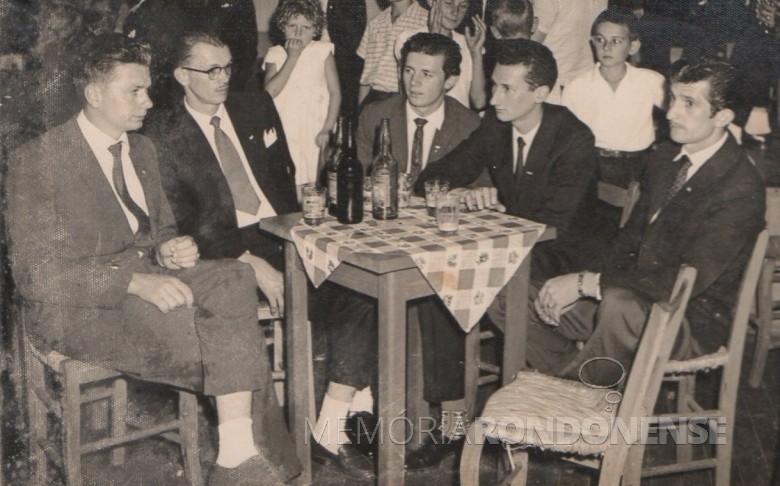 Jovens pioneiros rondonenses. 
Da esquerda a direita: Erci Sturm, Ivo Pöttker, Orlando Miguel Sturm, Gernot Reuter e Alfredo Bausewein, fotografados durante baile no extinto Salão Wayhs. 