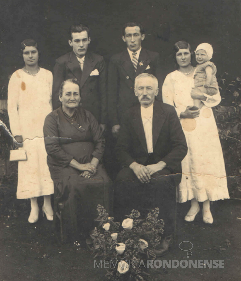 Casal Maria (nascida Scarsanella) e Pietro Bendo  e  dois filhos seus  e respectivas noras. 
À esquerda, o casal pioneiro Gracia e Antonio Bendo. 