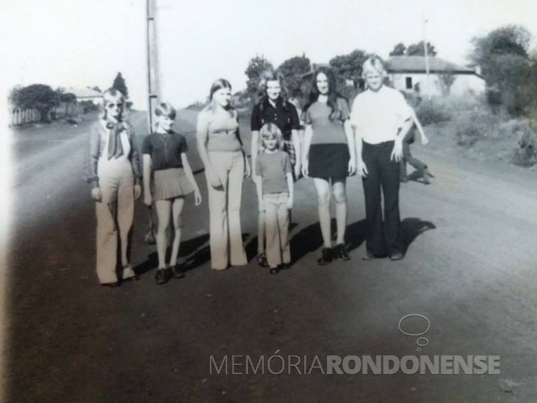 Jovens quatropontenses na Avenida Presidente Epitácio.
Da esquerda a direita: Marlete Lang, Madalena Pletsch, Clara Pletsch, Jacinta Follmann e Paulo Lang.
A jovem de blusa preta não foi identificada.