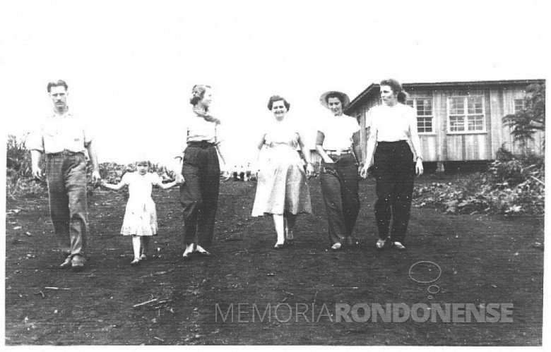 D. Ingrun (à direita) com um grupo de amigos, na então Vila de General Rondon. 
A terceira mulher, da direita à esquerda, é a pioneira Amélia Vencato Feiden, esposa do senhor José Feiden, proprietário do Hotel Avenida. 