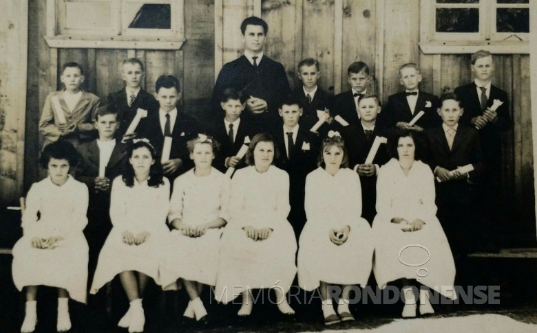 Confirmação na comunidade luterana de Iguiporã, em 1962. 
A segunda, da direita à esquerda, é Nelsi Griebeler que veio se casar com Antonio (Nenito) Costa Rosa. 