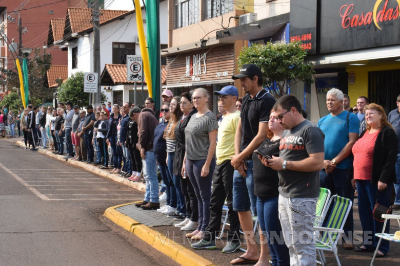 Momento da entoação do Hino Nacional.