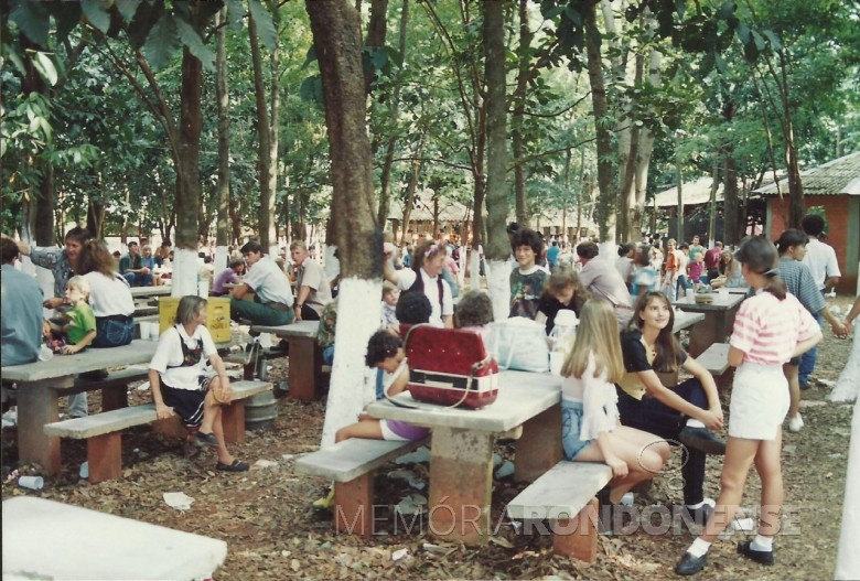 || Público frequentando o bosque do parque de exposições durante a VI Oktoberfest. 