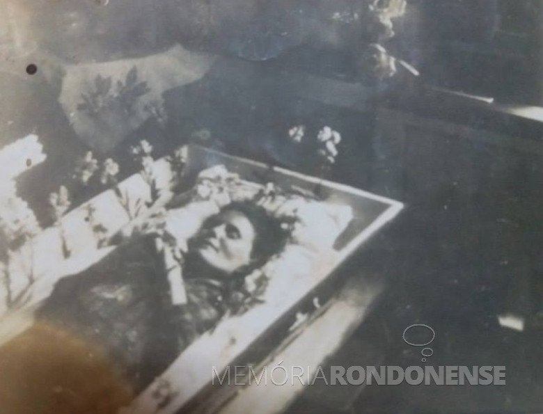 Corpo da pioneira de Quatro Pontes, Ottilia Gertrudes Schmidt, esposa do pioneiro Seno José Lang.
Foi a primeira pessoa a falecer e sepultada na localidade.