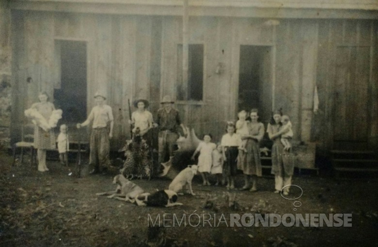 Famílias de Benno Weirich (à esquerda) e de João Arlindo Griebeler, fotografados em frente ao barracão de alojamento da colonizadora Maripá, a Avenida Rio Grande do Sul. 