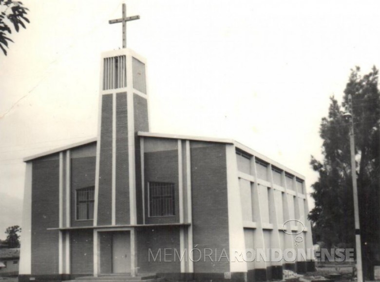 Atual igreja da Comunidade Evangélica Luterana Cristo, na sede municipal de Marechal Cândido Rondon, por logo após a sua conclusão.