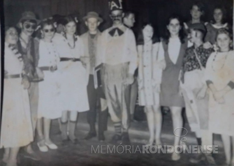 Jovens quatropontenses pioneiros, numa festa junina. 
Da esquerda a direita:  1ª - Nadir Winter, 2ª e 3ª - não identificadas;  4ª - Rita Sausen;  5ª Décio Lang, 6ª Clemente Francener (de chapéu), 7ª - ... Martini (moça de cabelo liso), 8ª - ... Becker, 9ª Salesio Becker, e 10ª - Rosana Lang. 