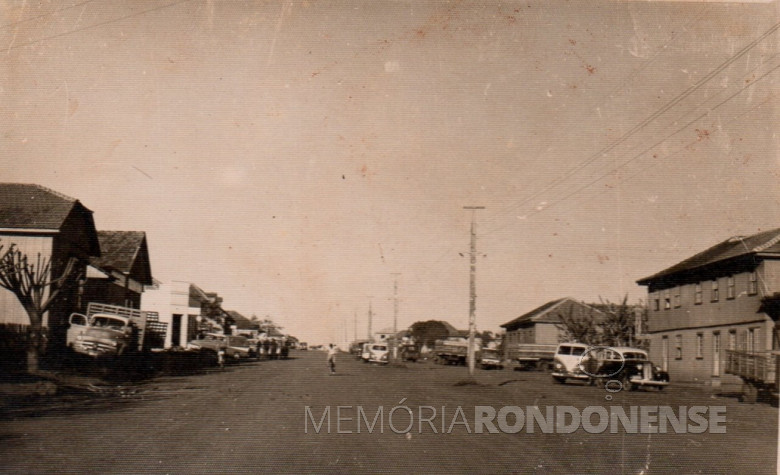 Vista da Avenida Rio Grande do Sul, aparecendo a direita o Hotel Avenida e a Comercial dos Irmãos Roesler;  e à esquerda o prédio o Empório Toledo (filial 1) e o prédio(de branco) que já foi sede da agência do extinto Banco Comercial do Estado do Paraná.