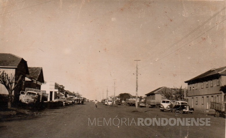 Vista da Avenida Rio Grande do Sul, aparecendo a direita o Hotel Avenida e a Comercial dos Irmãos Roesler;  e à esquerda o prédio o Empório Toledo (filial 1) e o prédio(de branco) que já foi sede da agência do extinto Banco Comercial do Estado do Paraná. 
