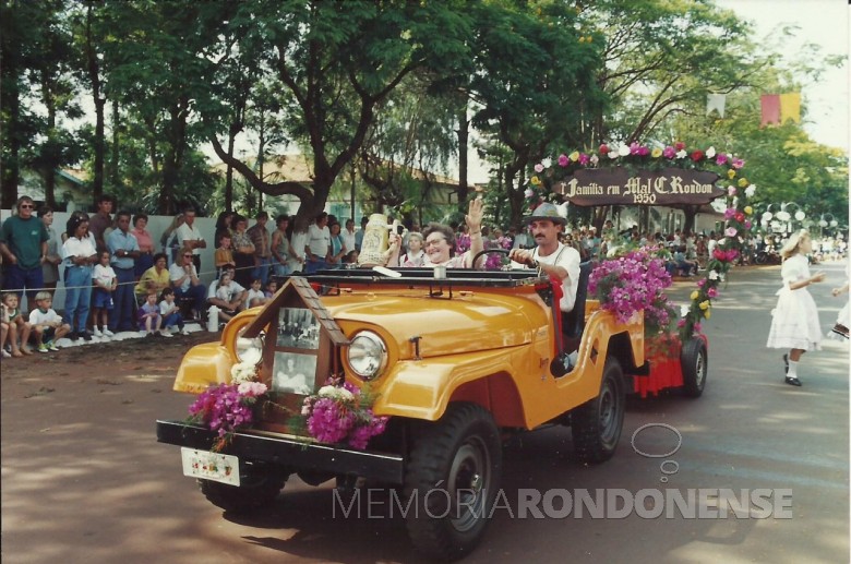 || Desfile da primeira mulher, Alice ( nascida Ahmann) Weirich, esposa do pioneiro Benno Weirich,  que veio residir em Marechal Cândido Rondon no período colonizatório, com o sobrinho Ilário Osmar  Weirich no volante do jeep.
