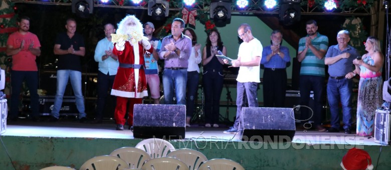 Papai Noel mostrando a chave simbólica da cidade de Pato Bragado recebida das mãos do vice-prefeito Dirceu Anderle. 