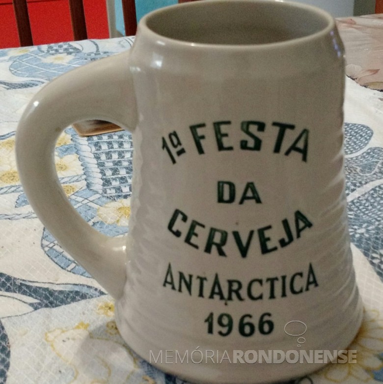 Imagem do caneco da 1ª Festa da Cerveja da Antarctica, promovida pelo então Oeste Paraná Futebol Clube, em 1966. 
