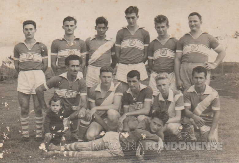 Outra formação do Oeste Paraná Futebol Clube. 
Da esquerda a direita:  1º,  2º e 3º - não identificados, 4º - Zeno Kempfer, 5º - não identificado e 6º - Erich Krepsky. 
Agachados: 1º e 2º - não identificados, 3º - Alfredo Bausewein, 4º, 5º e o deitado - não identificados.