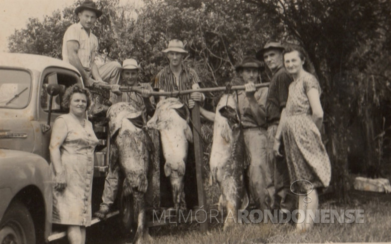 Amostra da piscosidade do Rio Paraná nas décadas de 1950 e 1960. 
Da esquerda a direita: em cima do caminhão  e 2º e 3º - não identificados; 4º -   Ewaldo Müller; 5º Frederico Bausewein e esposa (6ª) Matilde Maria (nascida Maier). 
Á esquerda do caminhão, a pioneira Hilda Müller.