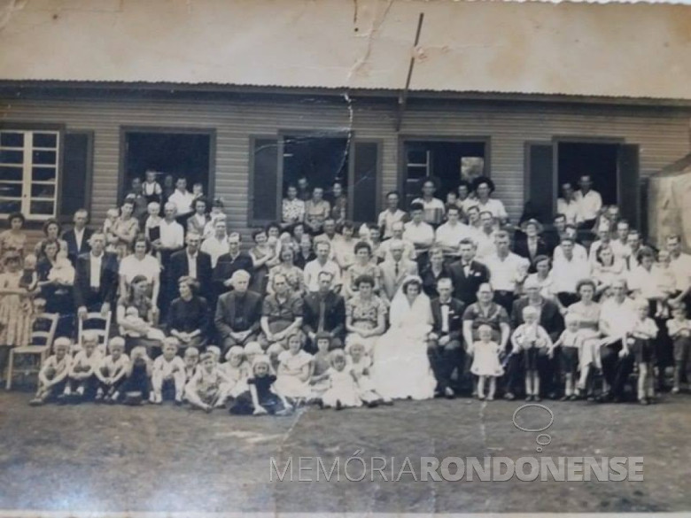 Casamento dos jovens Vilmar Lang e Maria Siloca Joner, em Quatro Pontes.
Ele filho de Emilia e João Lang, na foto oa lado do noivo.  Ela filha de Maria Emilia e Osvino Joner, na foto ao lado da noiva. 
Imagem:  Acervo Família Lang - Quatro Pontes 