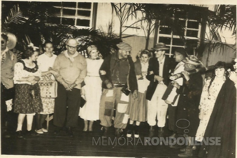 Pioneiros rondonenses comemorando São João, no final da década  de 1950.
