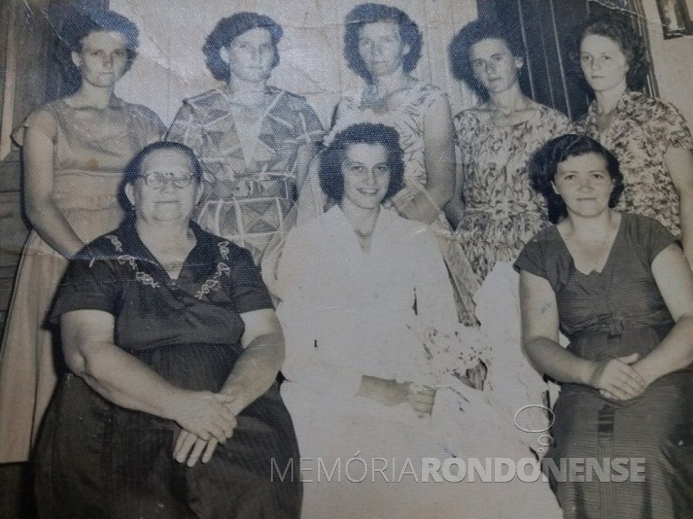 Matriarca e pioneira de Quatro Pontes, Emilia Lang, e suas noras.
Da esquerda a direita, ao fundo, em pé: Carlota Stenzel, esposa de Lauro Lang; Maria Rauber, esposa de Otmar Lang; Ana Julita Kist, esposa de Arno Nicolau Lang (primeiro morador de Quatro Pontes junto com o irmão Seno José Lang); Leonora Langer, esposa de Bruno Lang; e Irene Konzen, esposa de Waldomiro Lang.
Sentadas: matriarca Emilia (nascida Mallmann) Lang; Maria Siloca Jones, noiva de Wilmar Roque Lang; e Margarida Justen, esposa de Seno José Lang (primeiro morador de Quatro Pontes junto com o irmão Arno Nicolau Lang.