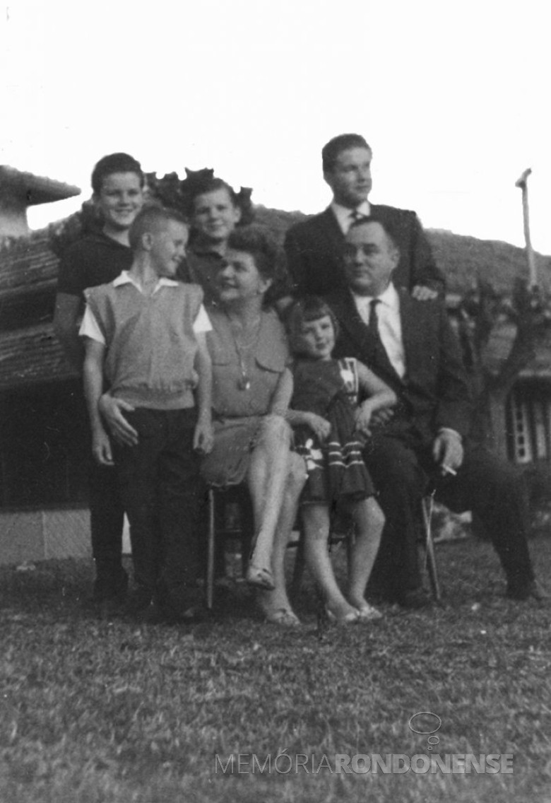 Família Seyboth, em  1962.
Ao fundo, da esquerda a direita: Dieter Leonard, Matias, Dietrich (Dr. Hippi). 
A frente: Pedro (Pedrinho), D. Ingrun, filha Ingrun (Guni) e Dr. Frierich Rupprecht Seyboth.