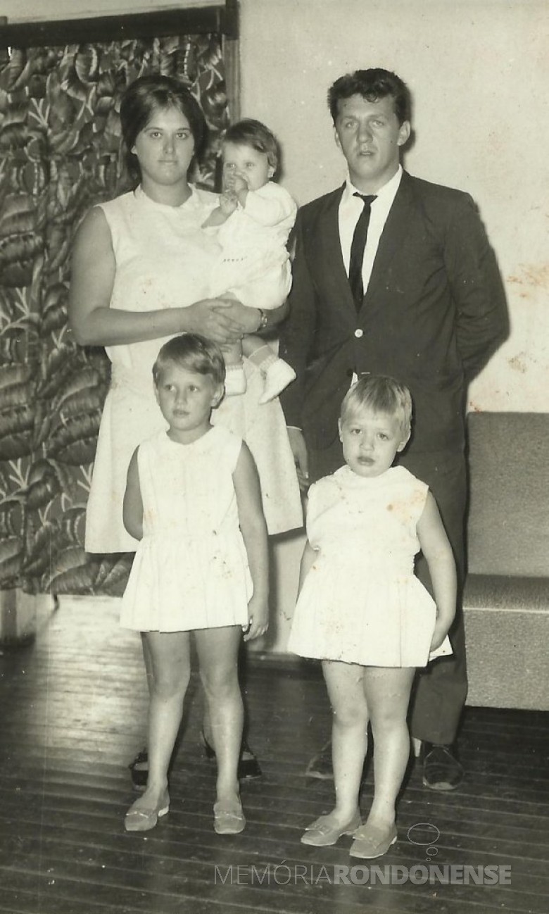 Casal Nercy Koch e Arno Ervino Ritter com as filhas Clélia Regina (no colo), Dagmar  (e) e Rosiglei. 