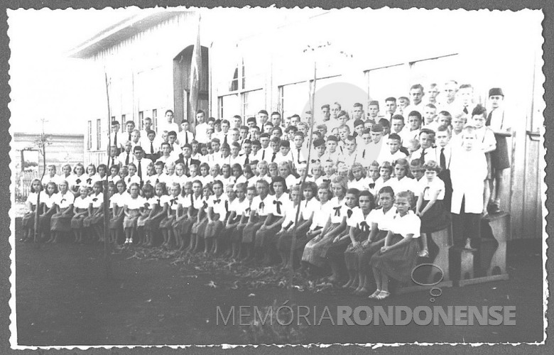 Alunos do 1º Grupo Escolar da então vila de General Rondon, em 1954.
