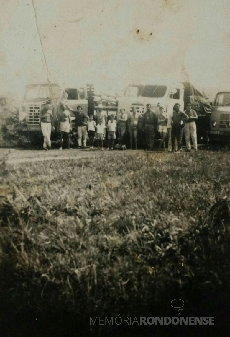 Pioneiros rondonenses a frente de caminhões de carga, na década de 1960. 