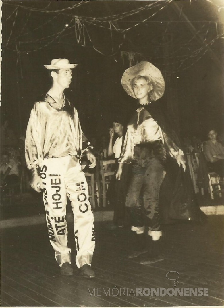 Os jovens pioneiros Orlando Miguel Sturm  e Nercy Koch em evento de Carnaval no então Salão Wayhs. 
