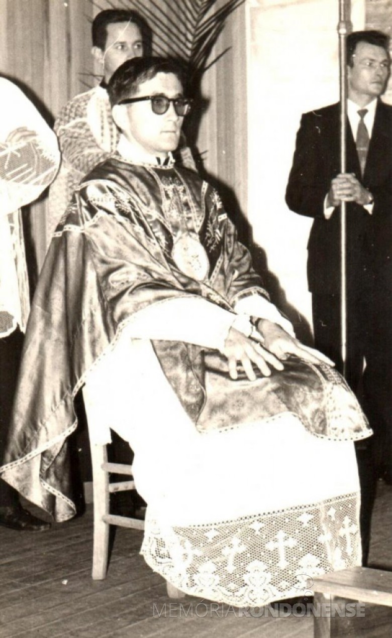 Ordenação da padre Alois Mann em solene realizada no Clube Aliança. À direita, o funcionário público Romeu Sauer.