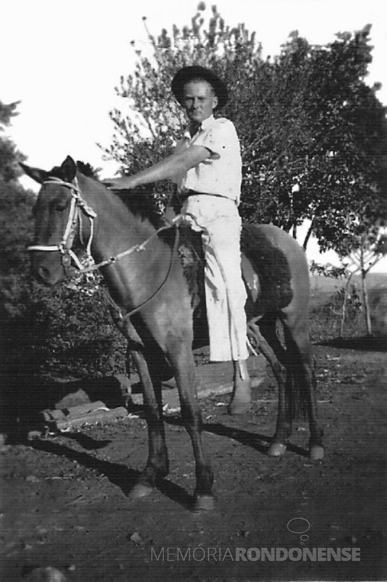 Arno Sippert à cavalo.  1951