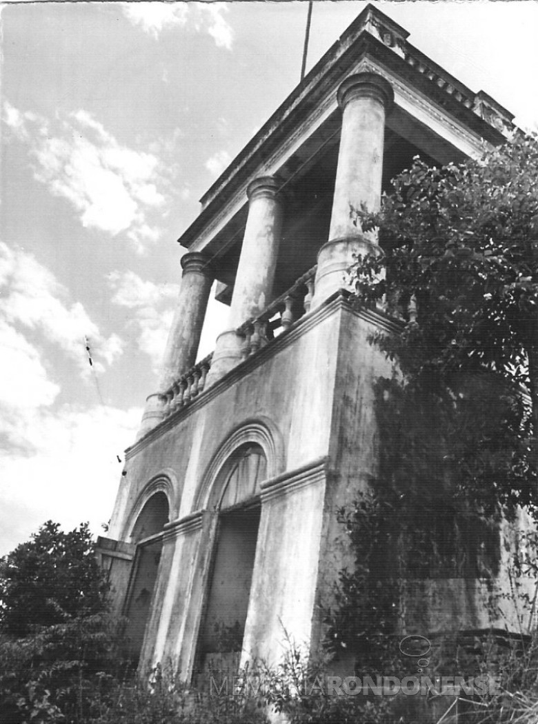 Fachada da antiga sede administrativa da Cia. Matte Larangeira, no extinto Porto Mendes (antigo), em 1982.