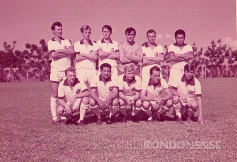 Outra formação do Oeste Paraná FC, na década de 1970. 
Da esquerda a direita:  1º - não identificado, 2º - Rubens Luersen, 3º ao 6º - não identificados. 
Agachados: 1º - Márcio Lemke (Vaca Braba), 2º - não identificado, 3º - Rui Luersen, 4º Guilherme (Willy) Hiller, e 5º - Harraldo Altmann. 

