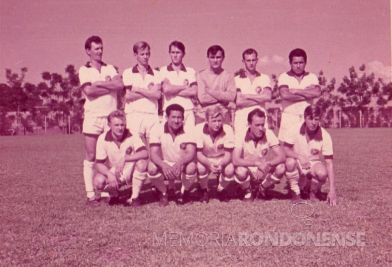 Outra formação do Oeste Paraná FC, na década de 1970. 
Da esquerda a direita:  1º - não identificado, 2º - Rubens Luersen, 3º ao 6º - não identificados. 
Agachados: 1º - Márcio Lemke (Vaca Braba), 2º - não identificado, 3º - Rui Luersen, 4º Guilherme (Willy) Hiller, e 5º - Harraldo Altmann.