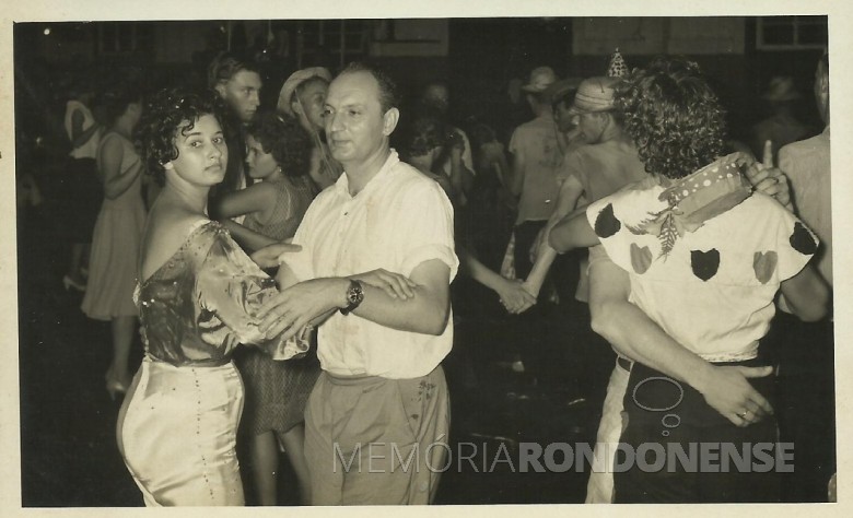 Lori Koch e o imigrante alemão Heribert Hans-Joachim Gasa durante baile de Carnaval no Salão Wayhs. 
Heribert Gasa instalou a primeira ótica em Marechal Cândido Rondon. 