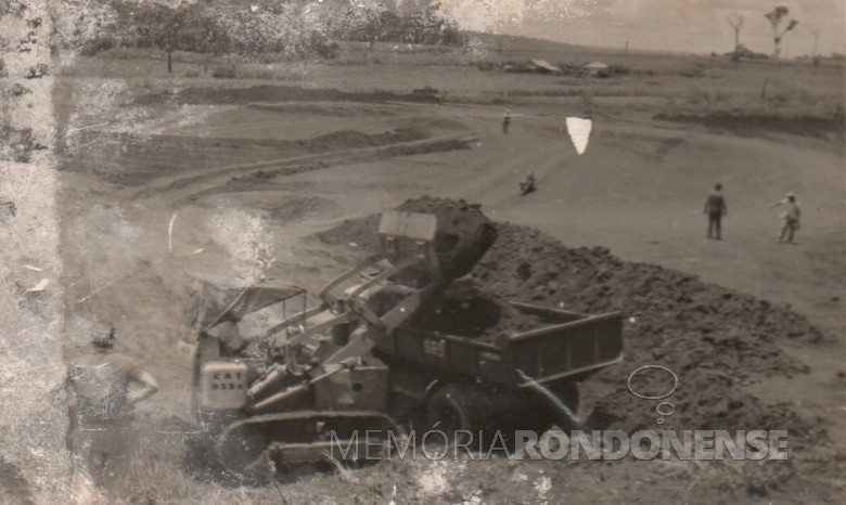Outra vista da preparação do campo do então Oeste Paraná Futebol Clube.