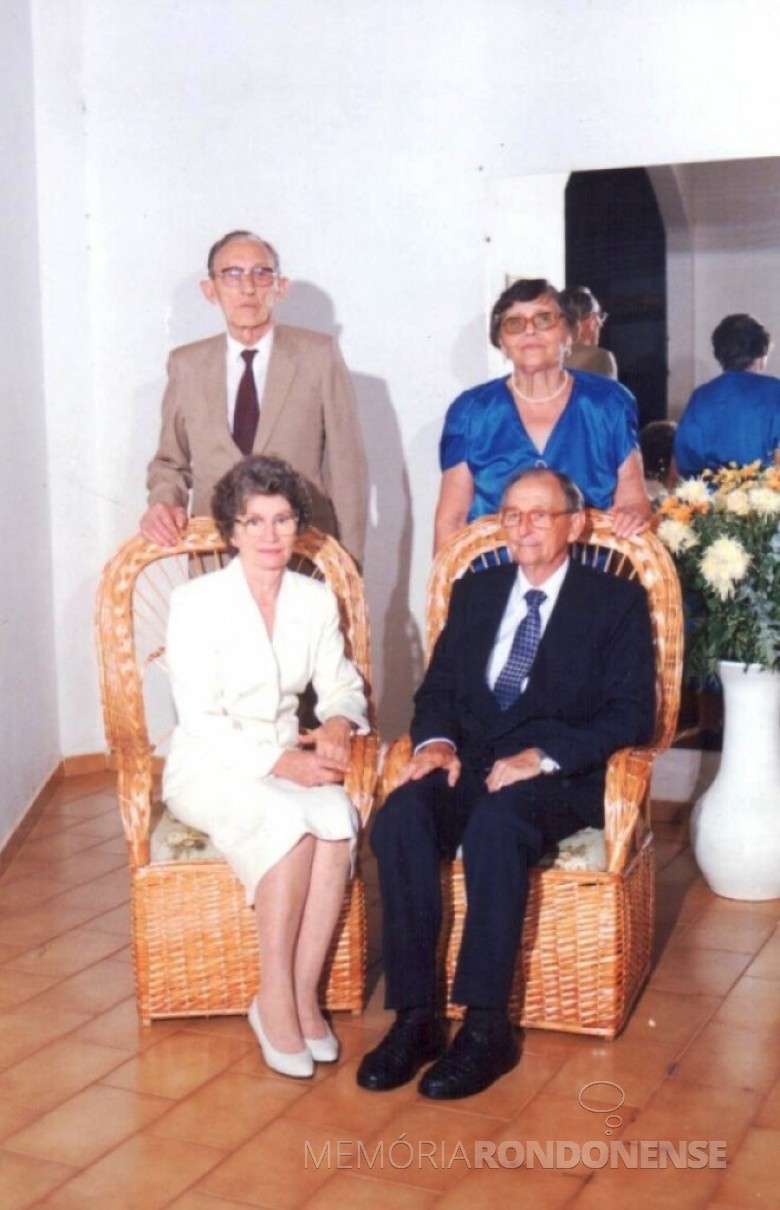 Casal Norma e Arlindo Alberto Lamb (sentados) fotografados com o casal amigo Miloca (nascida Seefeld) e Arlindo Schwantes na comemoração de suas Bodas de Ouro.
