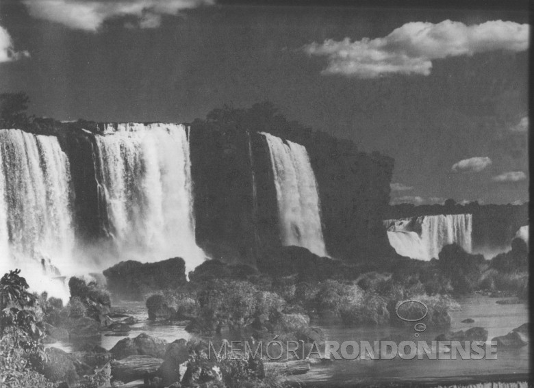 Outra vista noturna das Cataratas do Iguaçu, em 1965. 
Outra imagem feita pelo imigrante alemão e pioneiro rondonense Heribert Hans-Joachim Gasa