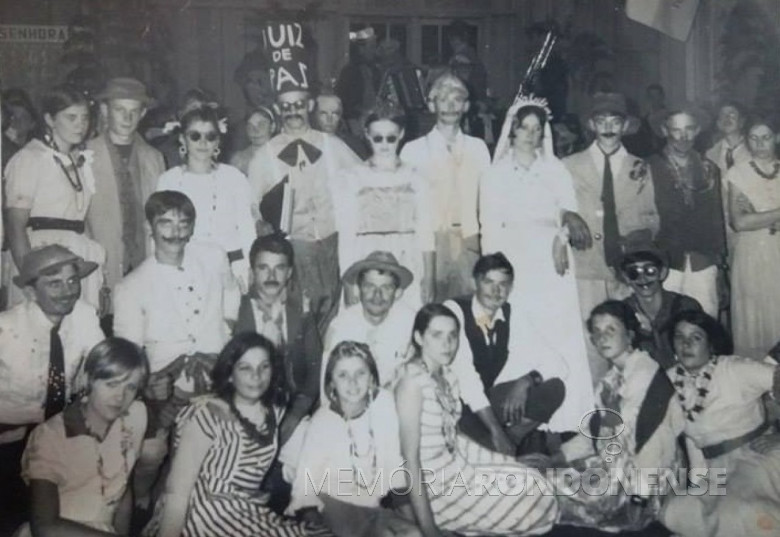 Comemoração de festa junina por jovens pioneiros quatropontes.
Da esquerda a direita, em pé: 1ª - Rita Sausen, 2ª - Décio Lang, 3ª - Clemente Francener (de chapéu), e demais não identificados.
Sentados, à frente: 1ª - Erides Lang, 2ª - Lurdes Sackser, 3ª - Rosana Lang, 4ª - Margo Lang, 5ª - Angelica Majolo e 6ª - Nadir Winter.