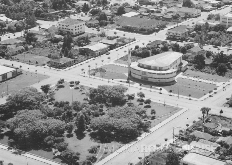 Vista aérea Praça Dealmo Selmiro Poersch com a Matriz  Católica, em  1979.