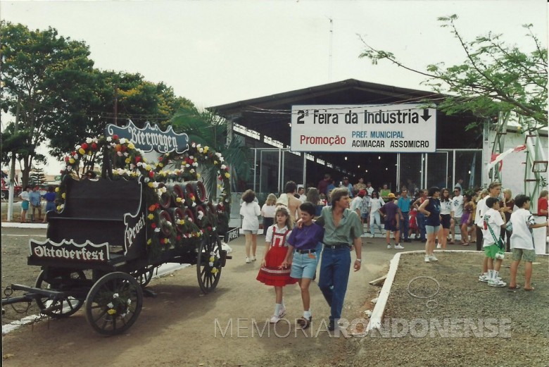 || Público no vai-e-vem no Parque de Exposições durante a VI Oktoberfest. 
Durante a comemoração também aconteceu a 2ª exposição do comércio e da indústria de Marechal Cândido Rondon.