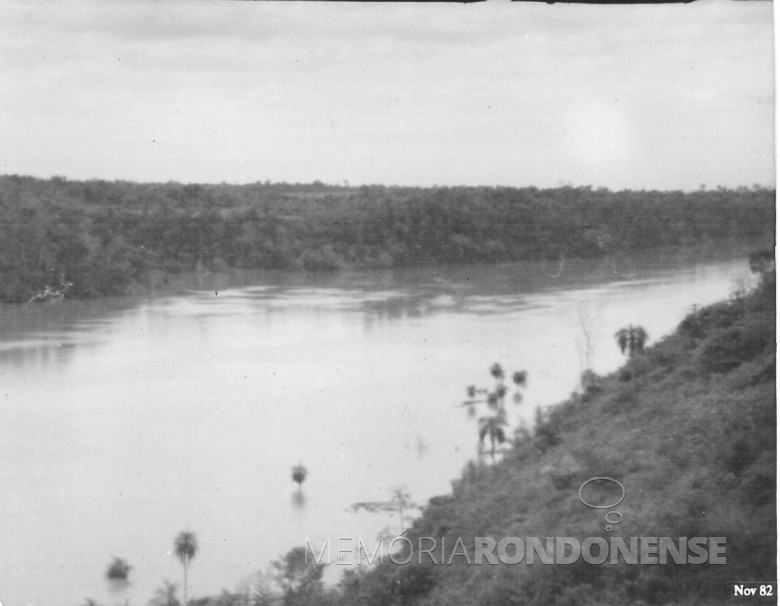 Subida das águas do Rio Paraná. Porto Mendes. 1982