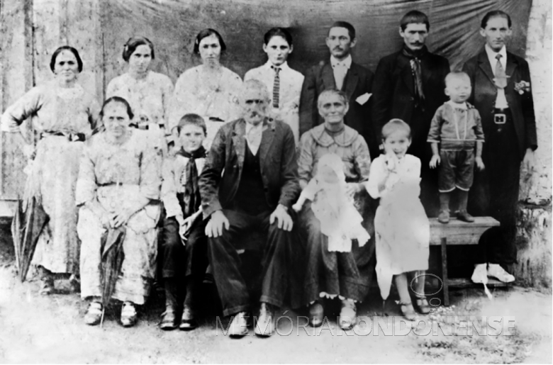 Primeira foto do casal italiano imigrante Rosa (nascida Gazolla) e Giovani Bendo com os filhos e netos, no Brasil.