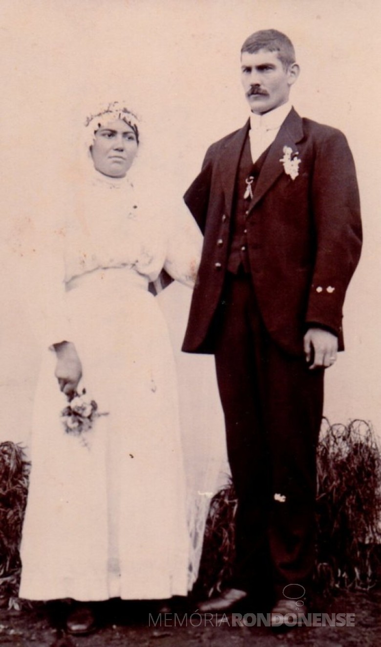 Catarina Michaud e Leopoldo Witeck (pioneiros rondonenses) fotografados no dia de seu casamento, em Maratá, RS.
