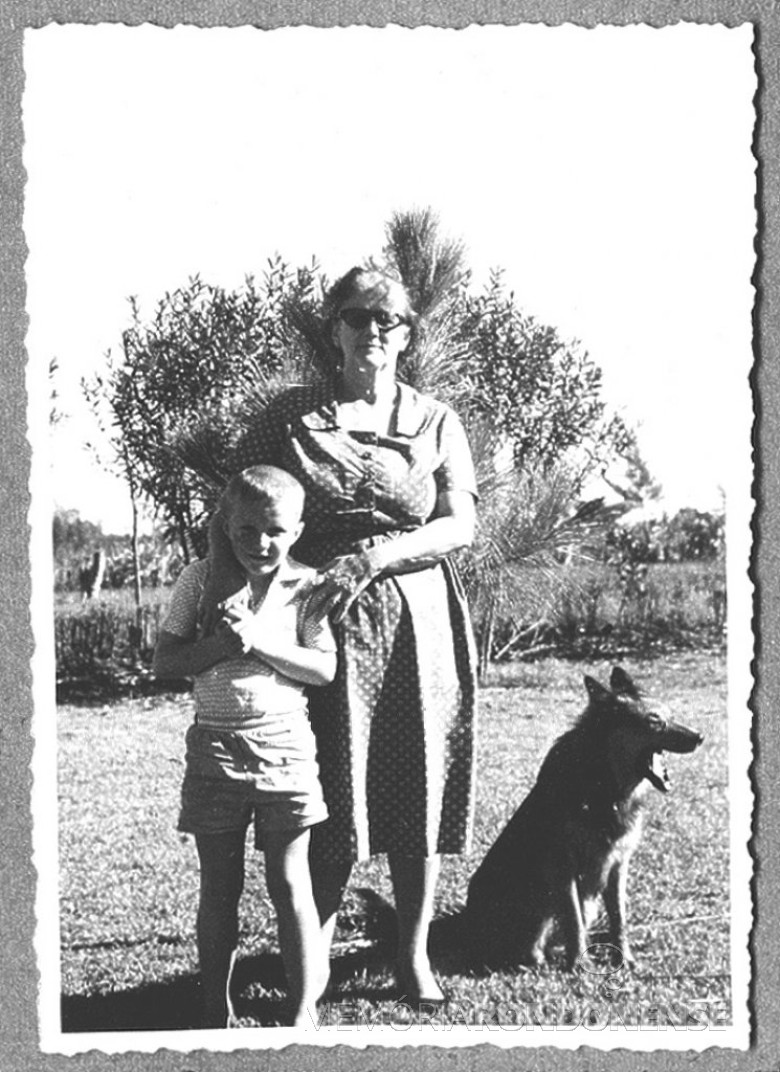 D.  Maria Estela( mãe do Dr. Friedrich Rupprecht Seyboth)  com o neto Pedro, em 1960, em Marechal Cãndido Rondon, 