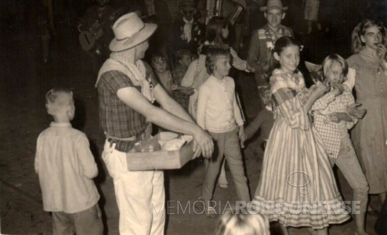 Festa junina na década de 1960, na cidade de Marechal Cândido Rondon. Local da comemoração não identificado.