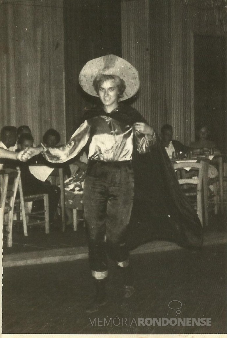 A jovem pioneira Nercy Ritter, aos 17 anos, participando de Carnaval no então Salão Wayhs. 
