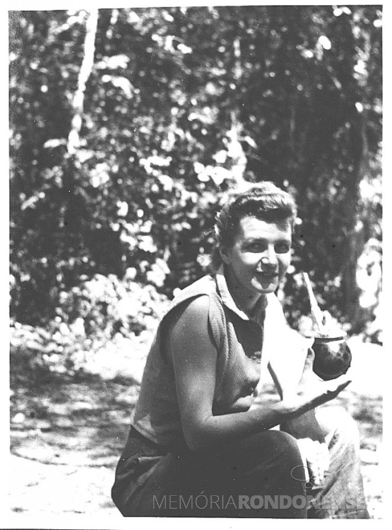 D. Ingrun Seyboth durante visita as Sete Quedas, Guaíra, em 1955.