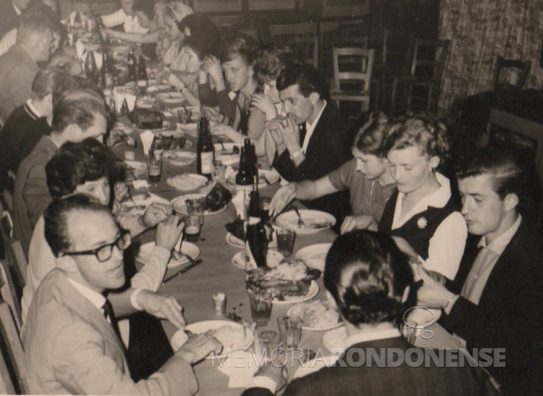 Comemoração de aniversário do extinto Oeste Paraná Futebol Clube,  no antigo Salão Wayhs. 
A 4ª pessoa, a direita, é o pioneiro Alfredo Bausewein.