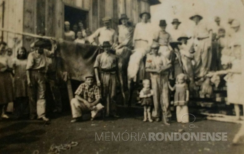 Grupo de pioneiros rondonenses. 
Em destaque no varal, um couro de anta. 