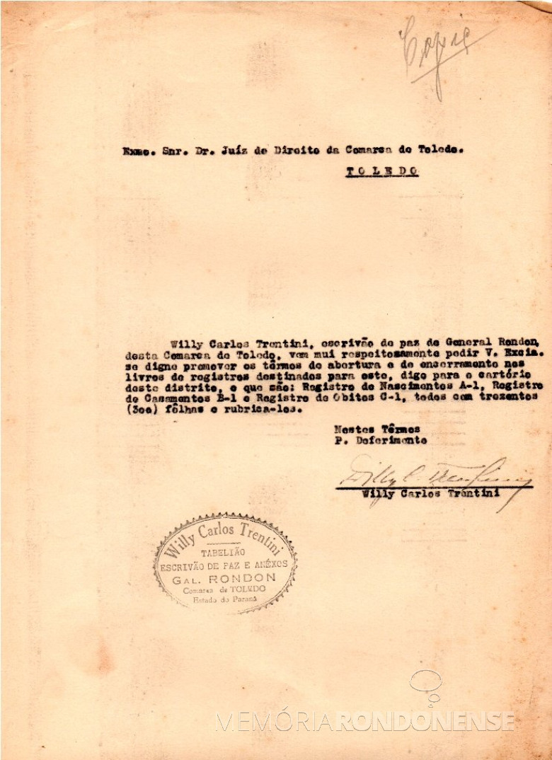 Cópia do expediente do então escrivão de Paz Willy Carlos Trentini dirigido ao juiz de direito da Comarca de Toledo para proceder os termos de abertura, de encerramento e rubrica de páginas de livros cartoriais. 
