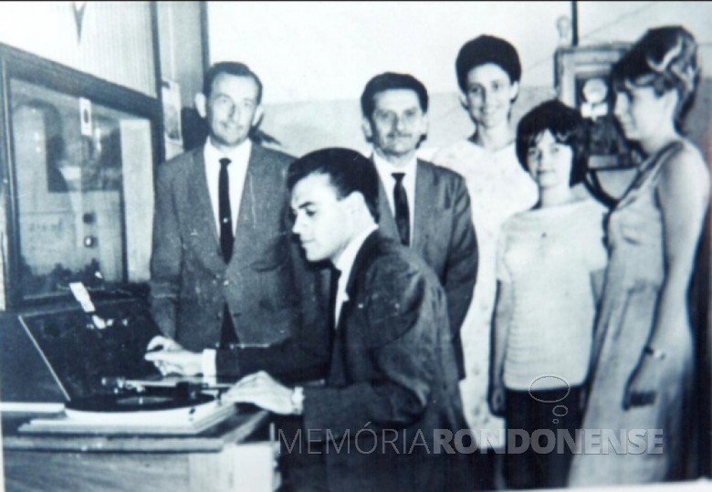 Inauguração da Rádio Difusora Rondon, em 19 de novembro de 1966. Da esquerda a direita: Arlindo Alberto Lamb, sócio-proprietário da emissora; Ilário Kehl (Alemão Louco), operador de som; Antonio Maximiliano Ceretta, diretor da rádio; Noemi Strelow (locutora); Ana Elisa Baumann (secretária); e Liselotte Strenske (locutora).